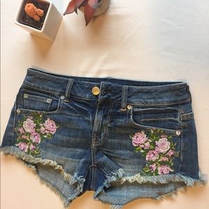 American Eagle Floral Embroidered Shorts; Size: 0